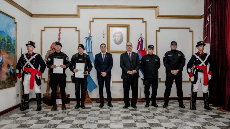 Condecoraron a policías que salvaron la vida a una mujer en Itaembé Guazú 6 agentes policia 2 - 5