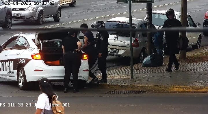 Se colgó de árboles, rompió decenas de ramas en el centro de Posadas y terminó detenido c8f848a6 2e8b 4565 870a 9d87e747c020 - 1