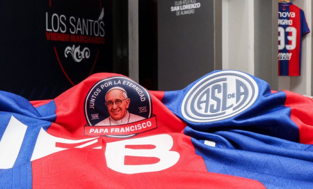 San Lorenzo homenajeó a Francisco previo al partido con Rosario Central camiseta papa - 1