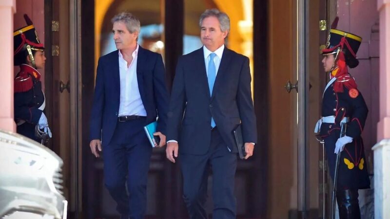 Fiebre por los pesos: fuerte demanda por bonos cortos del Tesoro 2 La Secretaría de Finanzas concretó este lunes una licitación clave en el mercado local al adjudicar títulos públicos por un total de $5,016 billones en valor efectivo.
