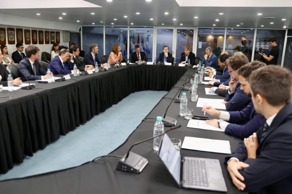 Reunión clave de gobernadores por la caída de la coparticipación: Misiones no será parte del encuentro 3 Misiones no participará del encuentro, lo que genera interrogantes y la aleja de una mesa de discusión clave sobre los recursos que sostienen las finanzas provinciales.