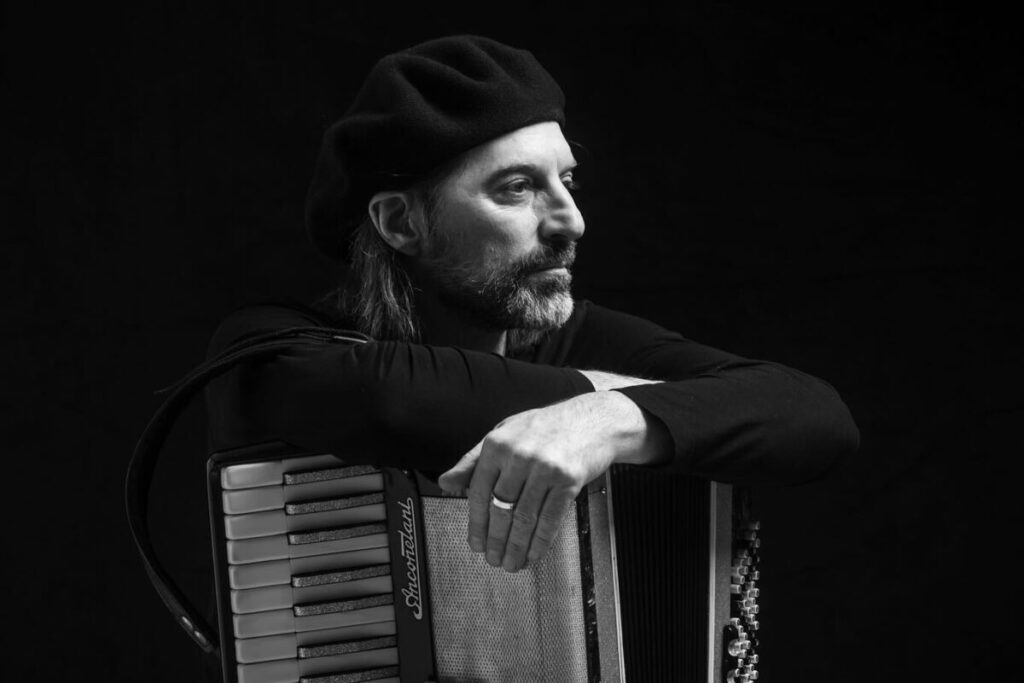 Chango Spasiuk: “La música también es un espacio para la introspección y lo sagrado” “Hay mucho de sagrado en la música que hacemos”, afirmó Chango Spasiuk en el marco de Semana Santa en Misiones.