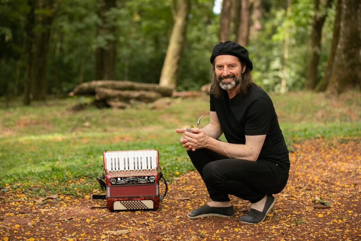 Chango Spasiuk: “La música también es un espacio para la introspección y lo sagrado” 2 “El mejor escenario siempre lo hace la gente”, destacó el artista sobre su vínculo con el público local.