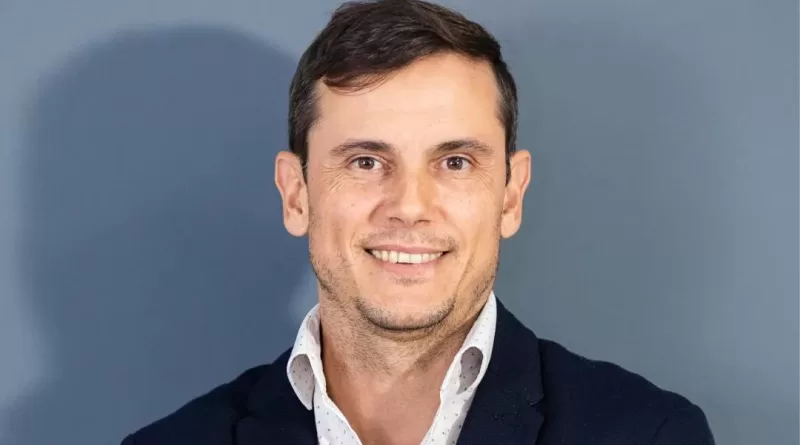 El ex tenista obereño Diego Hartfield es el primer candidato a diputado de LLA Misiones Diego Hartfield, primer candidato a diputado provincial de LLA Misiones, fue blanco de las críticas de Cacho Bárbaro