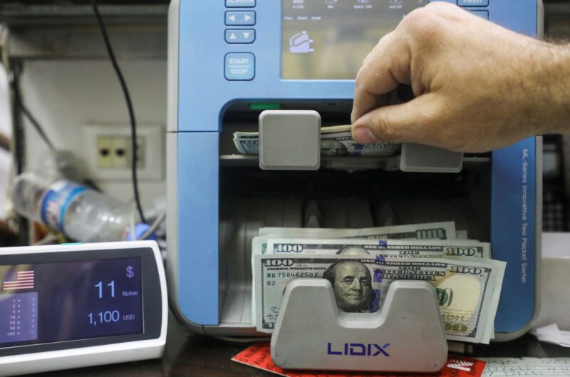 Los incentivos que prepara el Gobierno para sacar los dólares del colchón 6 dolares - 5