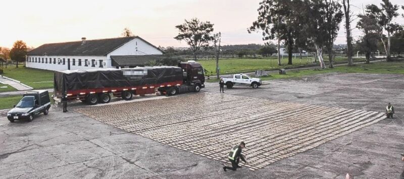 Cuatro detenidos en Misiones tras caer camión con tres toneladas de droga 5 droga 3 - 4