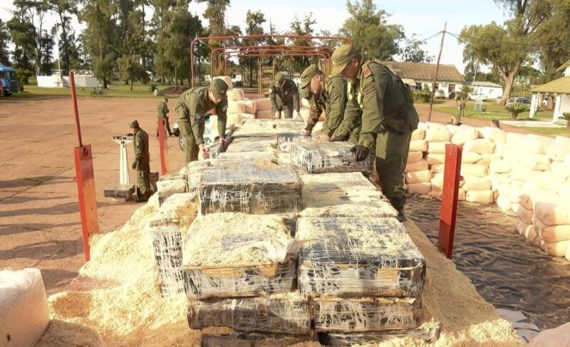 Cuatro detenidos en Misiones tras caer camión con tres toneladas de droga 3 droga 4 - 2