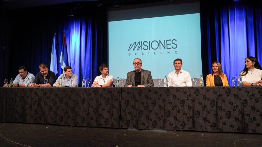 Passalacqua entregó fondos a municipios y Safrán advirtió caída de la coparticipación 4 entrega de fondos 3 - 3