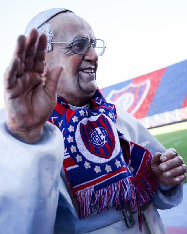 San Lorenzo homenajeó a Francisco previo al partido con Rosario Central 11 estatua papa - 10