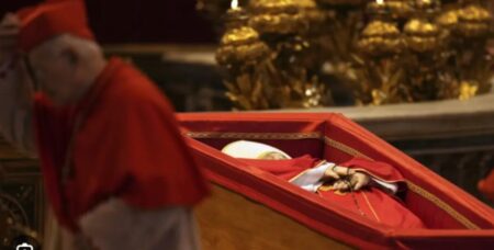 El Vaticano se prepara para el cierre del féretro y sepultura del Papa Francisco francisco 3 - 3