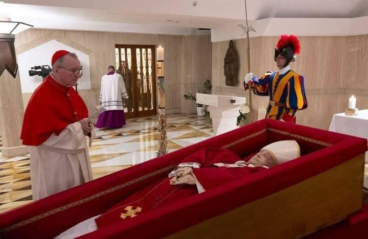 Francisco: El Vaticano difundió las primeras imágenes del Papa en su féretro francisco muerto 6 - 2