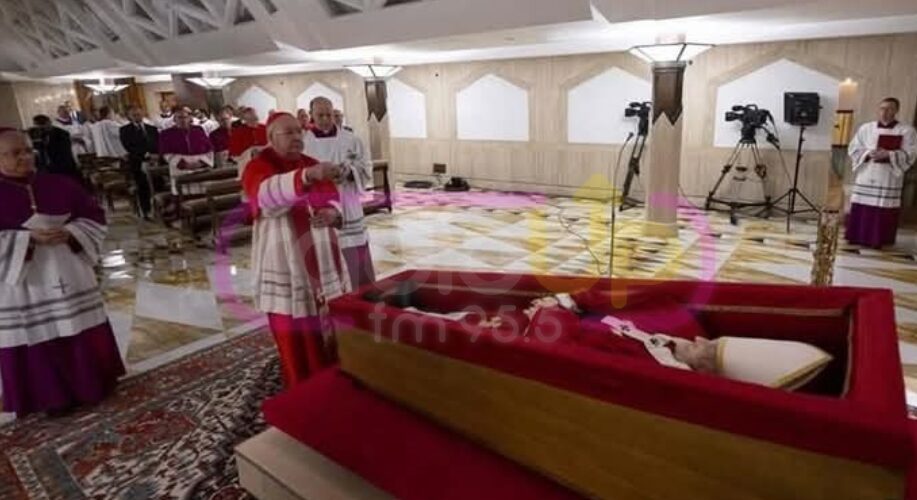 Francisco: El Vaticano difundió las primeras imágenes del Papa en su féretro 4 francisco5 1 - 3