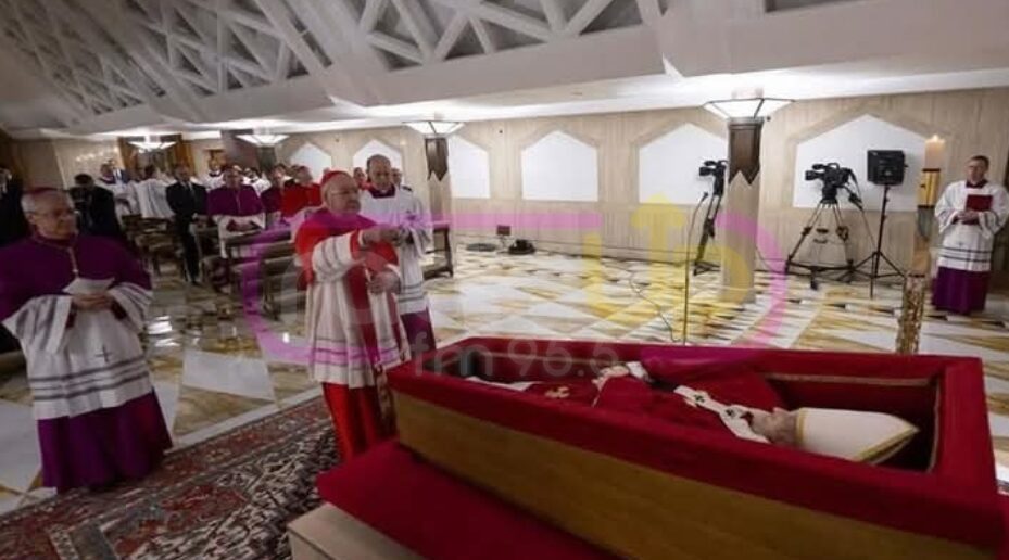 Francisco: El Vaticano difundió las primeras imágenes del Papa en su féretro 6 francisco6 1 - 5