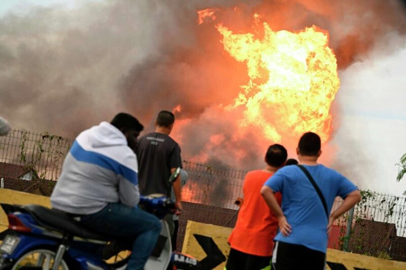 Caos en Malasia: Estalló un gasoducto en Kuala Lumpur y dejó al menos 63 heridos fuego 1 - 2