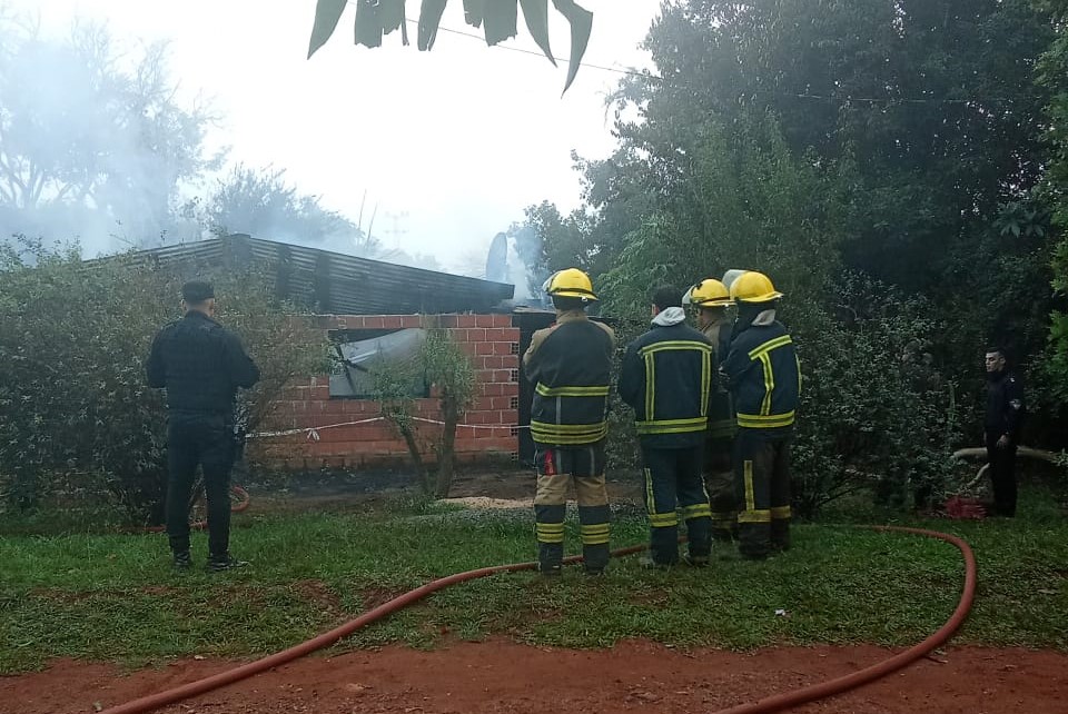 Una mujer falleció calcinada en un incendio en Jardín América incendio jardin - 1