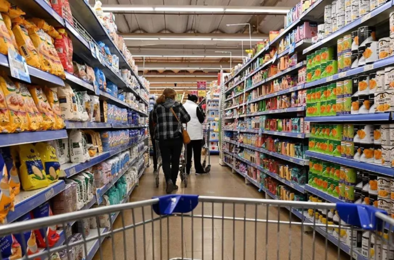 “El número intenta resumir muchísimas situaciones”: del Bianco sostuvo que la inflación baja, pero la plata no alcanza 3 Del Bianco explicó que frente a la inflación, la canasta básica total subió solo 0,1%, pero se percibe lejana a la realidad por gastos no contemplados (educación privada, transporte, servicios).