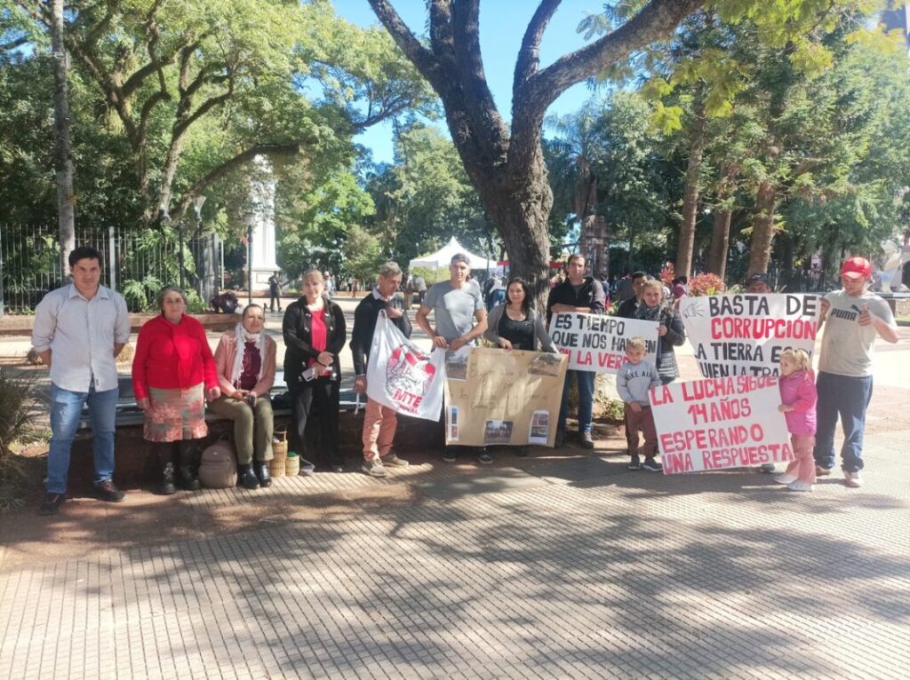 Familias de Colonia Isolina protestan en Posadas para detener el desalojo de sus lotes isolina 2 1 - 1
