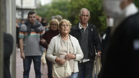 Jubilados: el valor real del bono cayó 36% en un año por el congelamiento jubilados