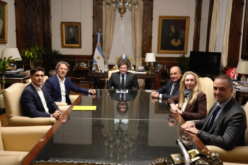 Javier Milei recibió a Galperín y hablaron sobre el récord en la inversión privada 2 Milei recibió a Mercado Libre: Lluvia de inversiones y 2.000 puestos de trabajo