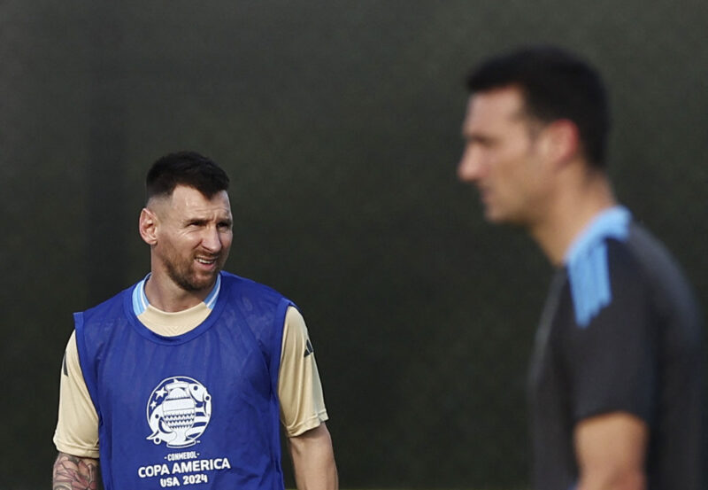 Scaloni: “si los rendimientos no son los adecuados, tomaremos decisiones” 2 El DT de la Selección argentina, Lionel Scaloni, confirmó a Lionel Messi como titular ante Zambia, analizó el presente del equipo y habló de la lista para el Mundial 2026.