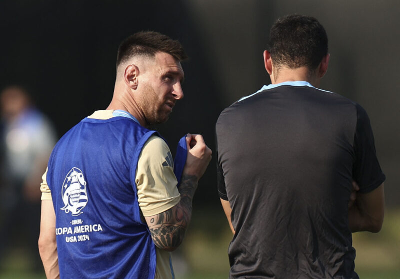Lionel Scaloni brindará una conferencia clave antes del debut de Argentina en el Mundial 2026. Tagliafico está descartado, Facundo Medina gana terreno y persisten dudas en la defensa.