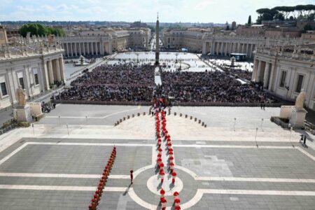 El Vaticano anunció que el viernes cerrarán el féretro de Francisco multitud vaticano - 10