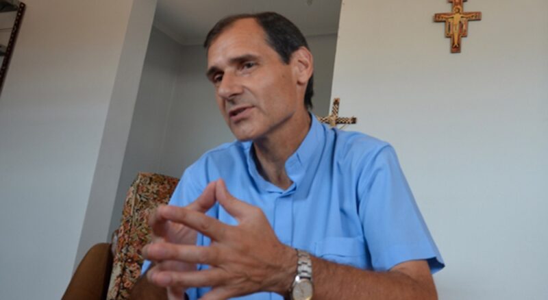Alberto Barros: “Milei distorsiona las enseñanzas de Jesús” 1 El sacerdote Alberto Barros, vicepresidente de Cáritas de Posadas, criticó con dureza a Javier Milei por calificar la justicia social como un pecado. Advirtió que su modelo es “anticristiano y violento”.