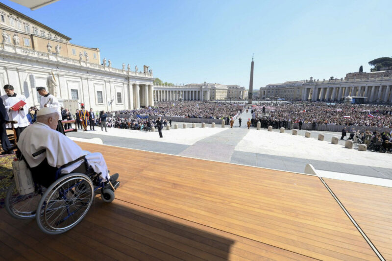 Sorpresa: El Papa reapareció ante los fieles en la Plaza San Pedro 3 papa dos - 2