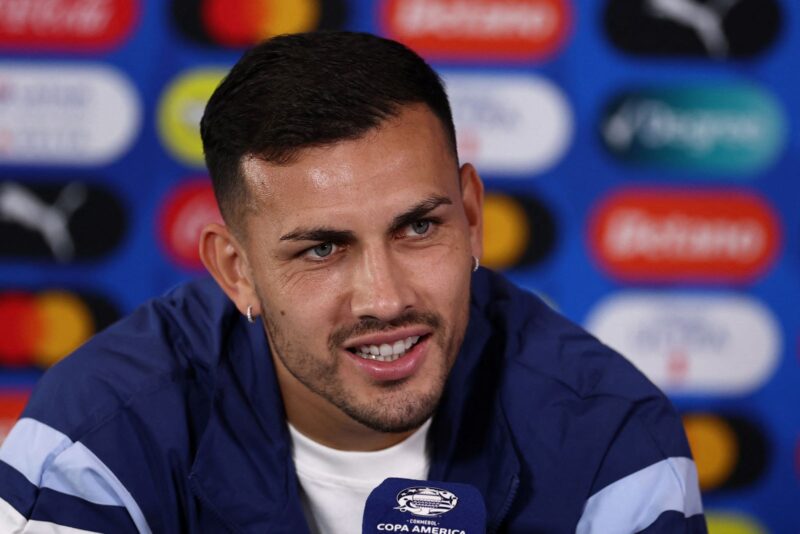 La presencia de Paredes en Argentina —convocado por Lionel Scaloni para los partidos ante Chile y Colombia por las Eliminatorias Sudamericanas— también alimenta las especulaciones.