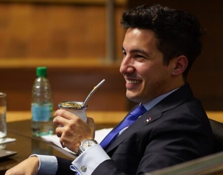 Pedro Puerta volvió a mostrarse en Asia representando su empresa yerbatera mientras continúa de licencia legislativa en Misiones, sin asistir al recinto desde 2024.