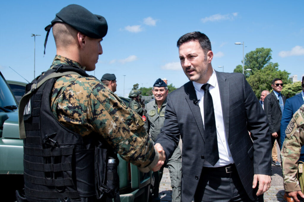 Militares argentinos podrán detener a civiles en "delitos de flagrancia" petri - 2