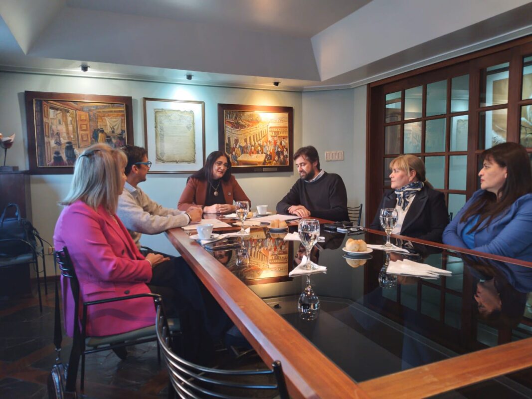 Comenzó en Posadas el proyecto Mbojere Cultural 2025 para estudiantes 3 rectorado montoya - 2