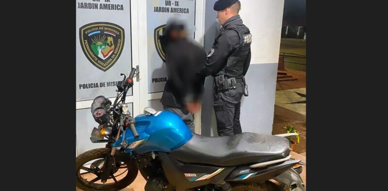 Robó una moto pidió ayuda a vecino para esconderse de la policía pero fue detenido en Jardín América robo - 1