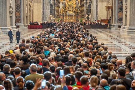Cerraron el féretro del Papa Francisco tras la despedida de más de 250 mil personas vaticano 4 - 1