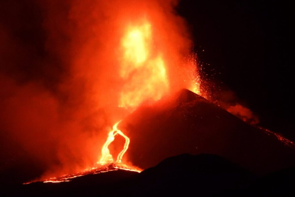 Alarma por una nueva erupción del Volcán Etna en el sur de Italia volcan 1 - 1