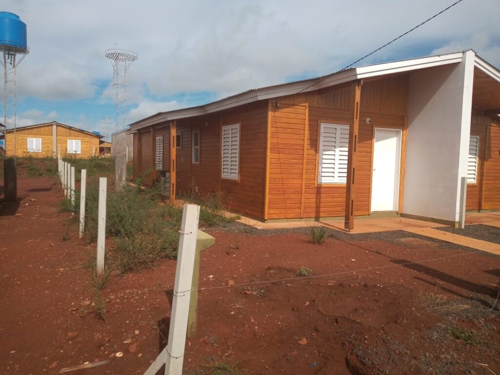 Sortean 197 casas en Itaembé Guazú: mirá el sorteo en vivo desde 19:30 1.1 Se inscribieron 5.294 personas para participar en el sorteo de cupos por viviendas en Itaembe Guazu - 1