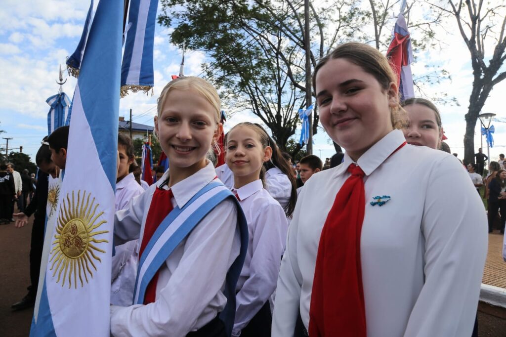 El acto central por la Revolución de Mayo tuvo la presencia de abanderados y escoltas de escuelas sanvicentinas