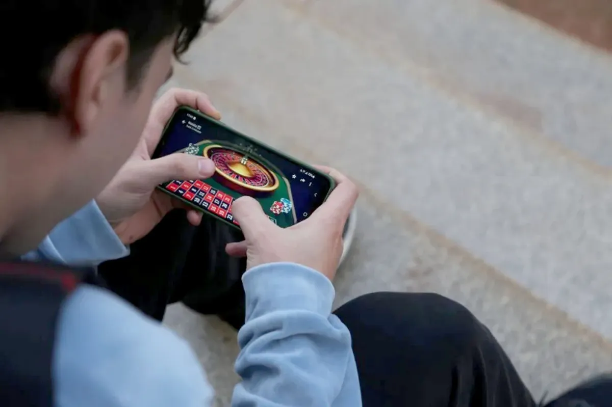 El 60% de los adolescentes posadeños visitó plataformas online de apuestas 4 Adolescentes 1 - 3