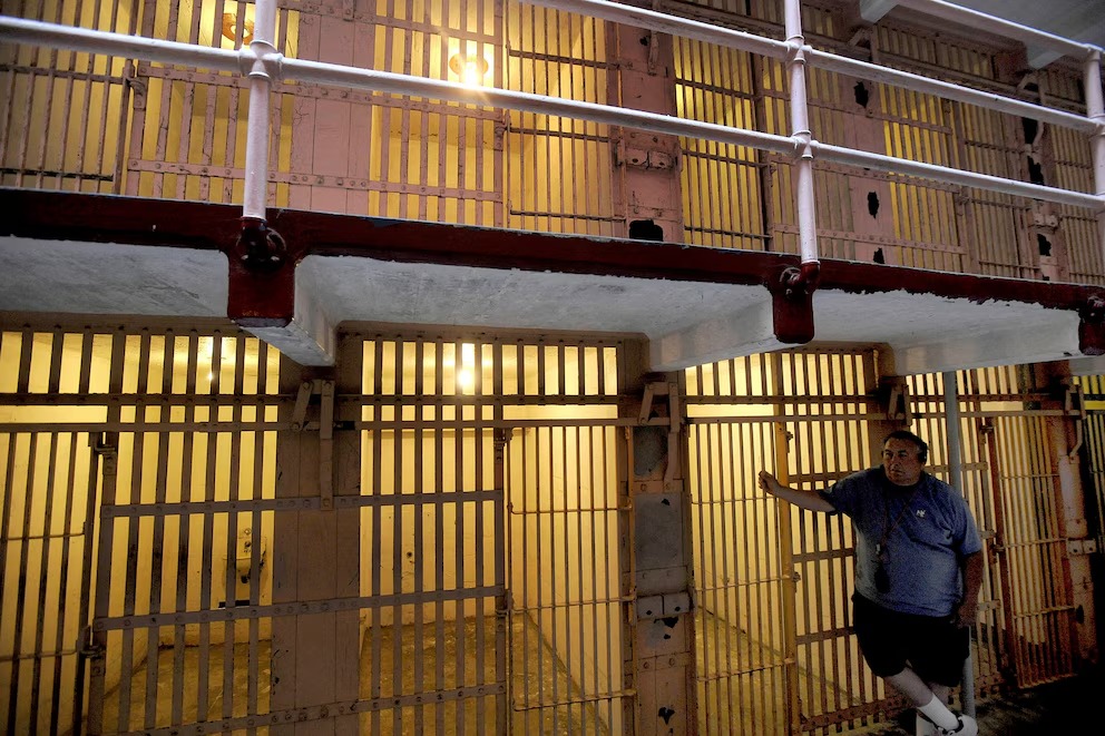 Alcatraz 3 - 5