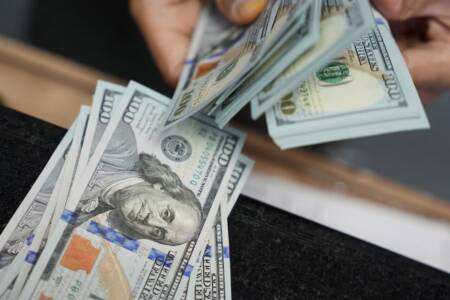 El dólar minorista ya supera los $1.200 y las reservas del BCRA cayeron más de USD 2.100 millones en mayo dólar minorista