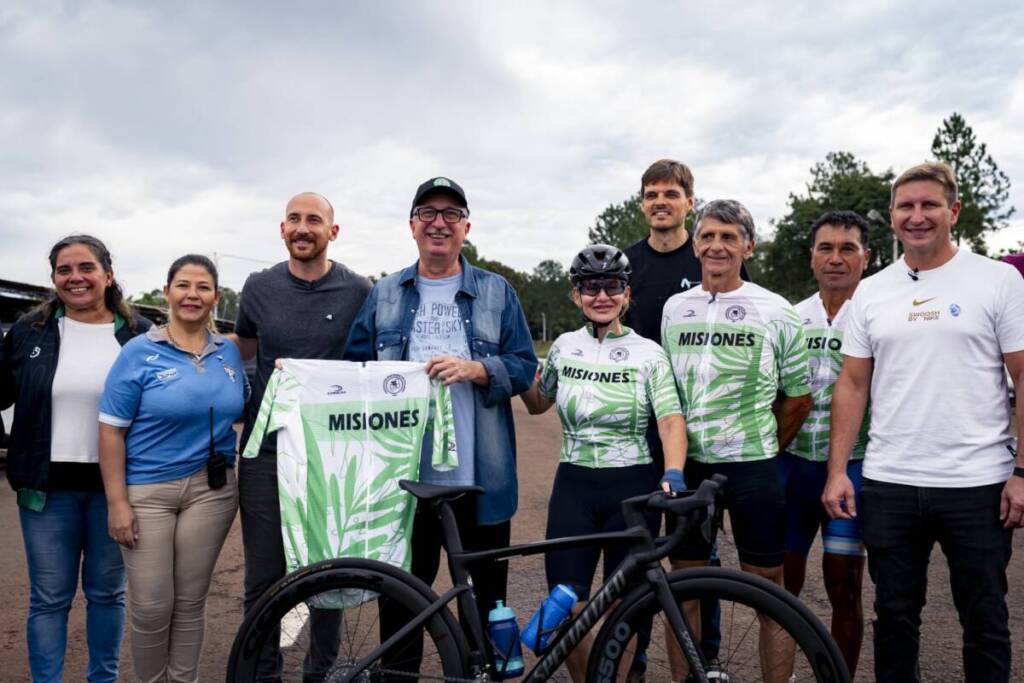 Passalacqua participó de la fecha del Campeonato Argentino de Ruta 2025 en Oberá 5 el gobernador Hugo Passalacqua, en diálogo con los organizadores, comentó que el ciclismo no solo es un deporte, sino también una actividad que genera divisas, especialmente en sus disciplinas más populares. En ese sentido, destacó el impacto turístico que ésto implica, ya que muchos visitantes llegan a la provincia específicamente para la competencia, generando movimiento económico en diversos sectores.