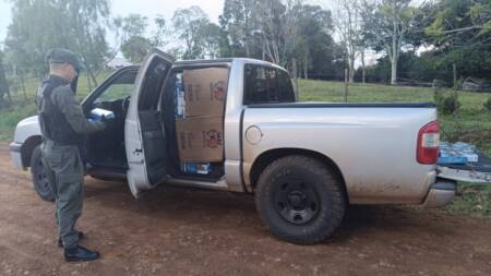 Gendarmes incautaron más de 43 mil paquetes de cigarrillos de contrabando en Misiones Cigarrillos 1 - 4