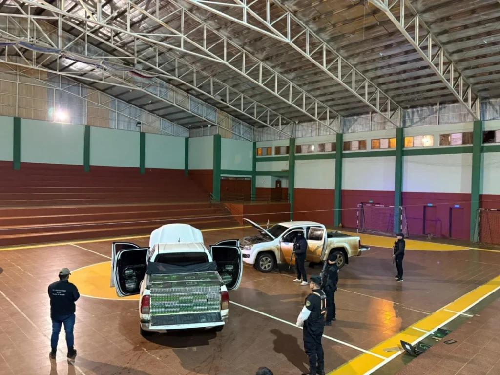 Se inició una persecución controlada que culminó cuando las camionetas —una Toyota Hilux y una Volkswagen Amarok— se internaron a alta velocidad en un camino rural.