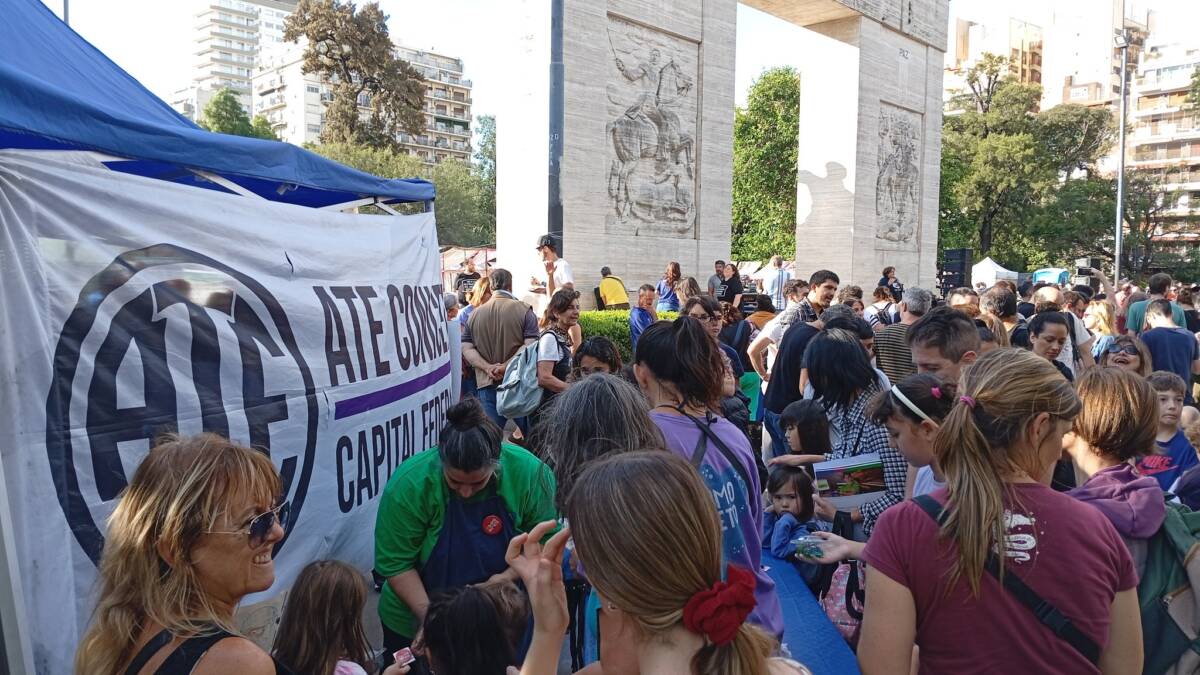 ATE repudió DNU del Gobierno: “vuelve a insistir con prohibir el derecho a huelga” 2 ATE movilización