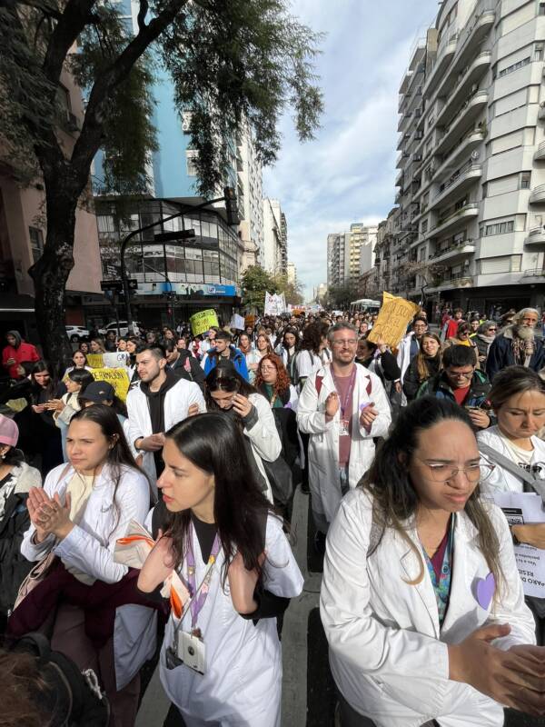 Conflicto en el Hospital Garrahan: el Gobierno pidió suspender el paro por 48 horas 4 GsIiTVJW0AAsP R - 3