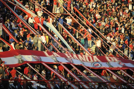 Argentinos Juniors-Excursionistas, el partido que marcará el regreso de ambas parcialidades Hinchas 1 - 2