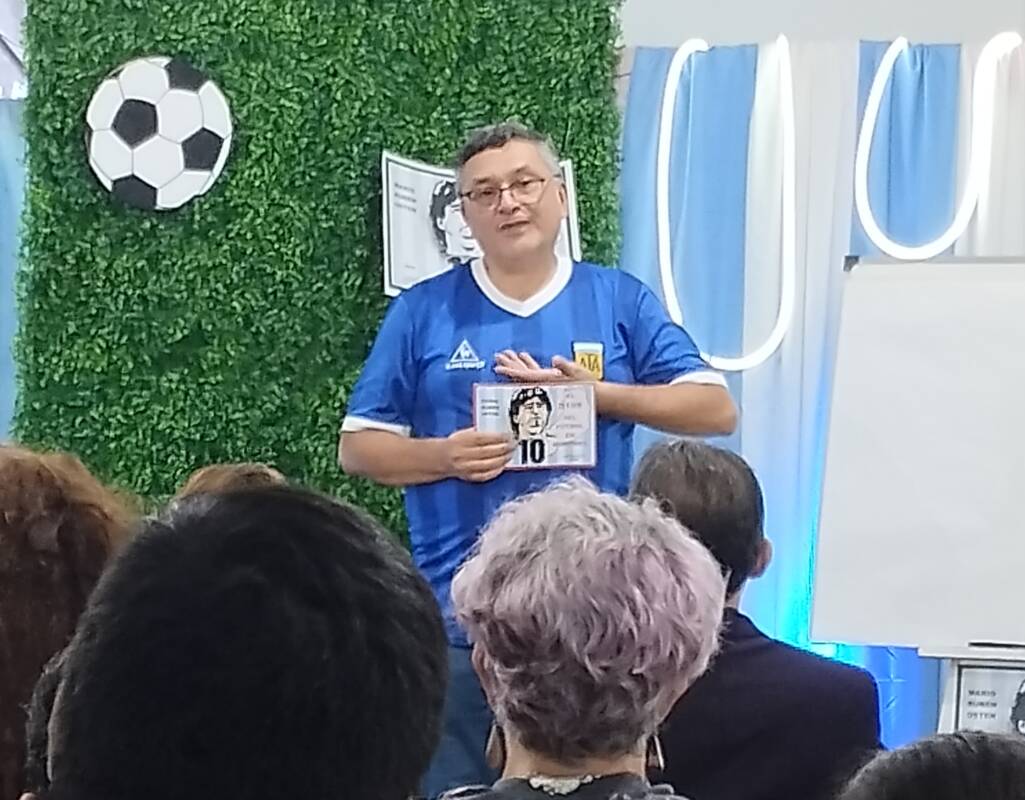 Noche literaria: presentación del libro El D10s del fútbol en Misiones. 5 IMG 20250509 205648 - 4