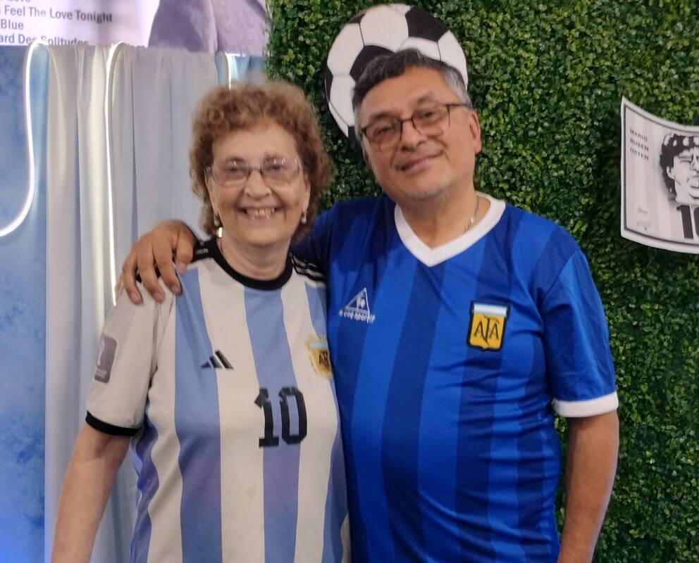Noche literaria: presentación del libro El D10s del fútbol en Misiones. 3 IMG 20250509 211124699 HDR2 - 2