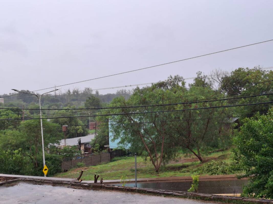 Fuerte temporal azotó Posadas y Garupá: barrios anegados y alerta vigente 10 Imagen de WhatsApp 2025 05 18 a las 13.04.19 83dc4971 - 9