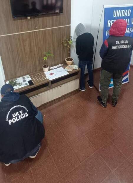 Golpe al narcomenudeo en Iguazú: desarticularon dos “narcokioscos” y detienen a dos personas 9 Imagen de WhatsApp 2025 05 29 a las 20.57.31 88a4b040 e1748565853307 - 8